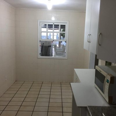Casa Residencial com 153m², 5 quartos, 2 suítes, 4 garagens, no bairro Trindade em Florianópolis