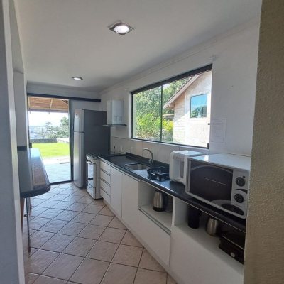 Casa Residencial com 260m², 5 quartos, 4 suítes, 6 garagens, no bairro Vargem Do Bom Jesus em Florianópolis