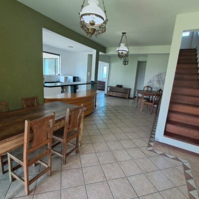 Casa Residencial com 260m², 5 quartos, 4 suítes, 6 garagens, no bairro Vargem Do Bom Jesus em Florianópolis