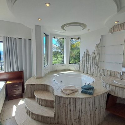 Casa Residencial com 260m², 5 quartos, 4 suítes, 6 garagens, no bairro Vargem Do Bom Jesus em Florianópolis