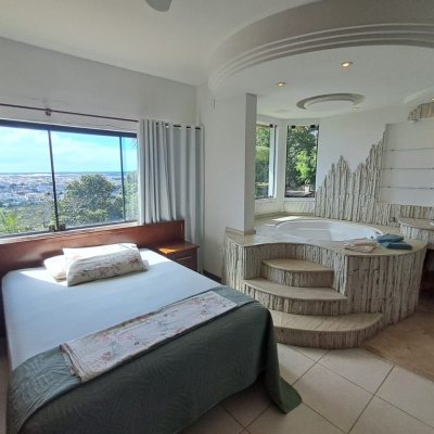 Casa Residencial com 260m², 5 quartos, 4 suítes, 6 garagens, no bairro Vargem Do Bom Jesus em Florianópolis