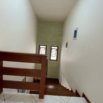 Casa Residencial com 223m², 3 quartos, 1 suíte, 2 garagens, no bairro Ingleses do Rio Vermelho em Florianópolis