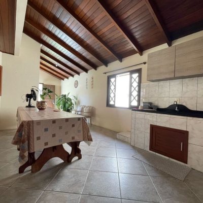 Casa Residencial com 223m², 3 quartos, 1 suíte, 2 garagens, no bairro Ingleses do Rio Vermelho em Florianópolis