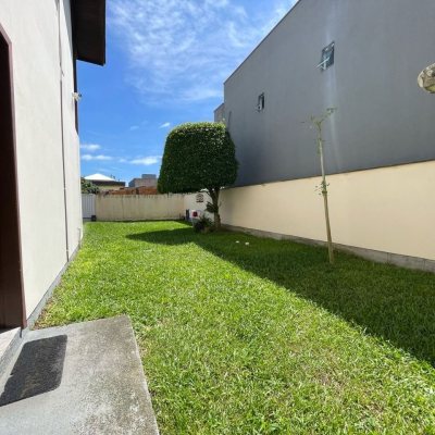 Casa Residencial com 223m², 3 quartos, 1 suíte, 2 garagens, no bairro Ingleses do Rio Vermelho em Florianópolis