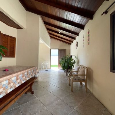 Casa Residencial com 223m², 3 quartos, 1 suíte, 2 garagens, no bairro Ingleses do Rio Vermelho em Florianópolis