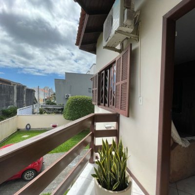 Casa Residencial com 223m², 3 quartos, 1 suíte, 2 garagens, no bairro Ingleses do Rio Vermelho em Florianópolis