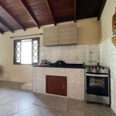 Casa Residencial com 223m², 3 quartos, 1 suíte, 2 garagens, no bairro Ingleses do Rio Vermelho em Florianópolis