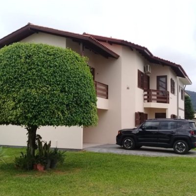 Casa Residencial com 223m², 3 quartos, 1 suíte, 2 garagens, no bairro Ingleses do Rio Vermelho em Florianópolis