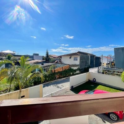 Casa Residencial com 223m², 3 quartos, 1 suíte, 2 garagens, no bairro Ingleses do Rio Vermelho em Florianópolis