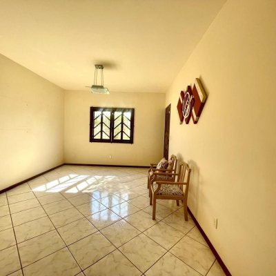 Casa Residencial com 223m², 3 quartos, 1 suíte, 2 garagens, no bairro Ingleses do Rio Vermelho em Florianópolis