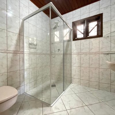 Casa Residencial com 223m², 3 quartos, 1 suíte, 2 garagens, no bairro Ingleses do Rio Vermelho em Florianópolis