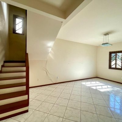 Casa Residencial com 223m², 3 quartos, 1 suíte, 2 garagens, no bairro Ingleses do Rio Vermelho em Florianópolis