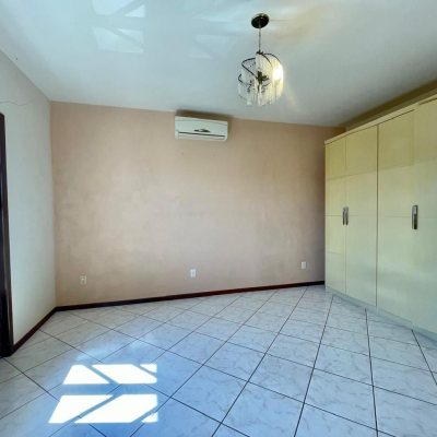 Casa Residencial com 223m², 3 quartos, 1 suíte, 2 garagens, no bairro Ingleses do Rio Vermelho em Florianópolis