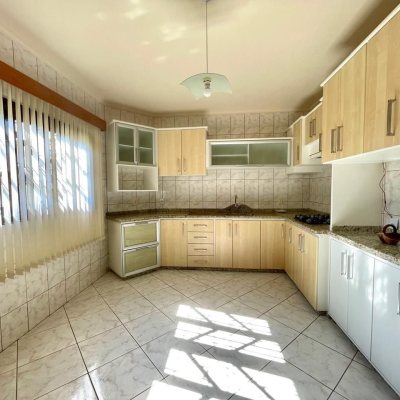 Casa Residencial com 223m², 3 quartos, 1 suíte, 2 garagens, no bairro Ingleses do Rio Vermelho em Florianópolis