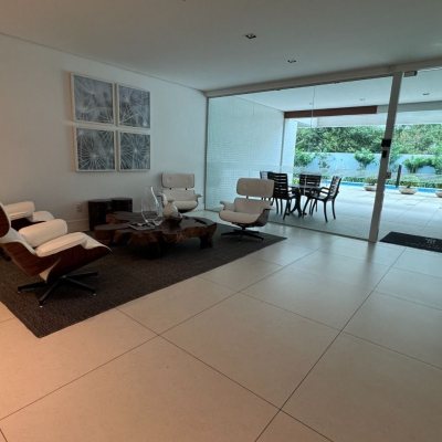 Apartamentos com 162m², 2 quartos, 2 suítes, 2 garagens, no bairro Agronômica em Florianópolis