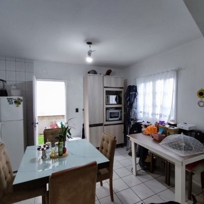 Casa Residencial com 93m², 3 quartos, 1 suíte, 4 garagens, no bairro Ingleses em Florianópolis