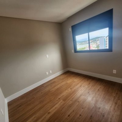 Apartamentos com 77m², 2 quartos, 1 suíte, 2 garagens, no bairro Kobrasol em São José