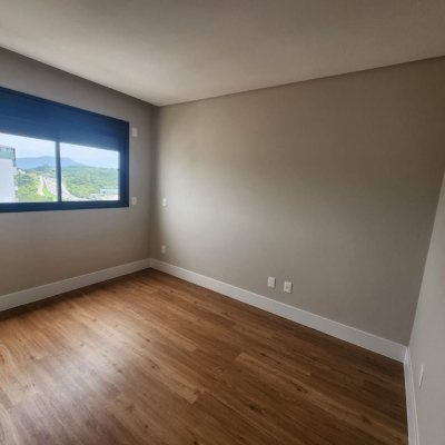 Apartamentos com 77m², 2 quartos, 1 suíte, 2 garagens, no bairro Kobrasol em São José