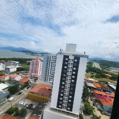 Apartamentos com 77m², 2 quartos, 1 suíte, 2 garagens, no bairro Kobrasol em São José