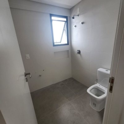 Apartamentos com 77m², 2 quartos, 1 suíte, 2 garagens, no bairro Kobrasol em São José