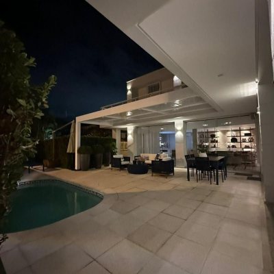 Casa Residencial com 560m², 5 quartos, 5 suítes, 8 garagens, no bairro Cachoeira Do Bom Jesus em Florianópolis