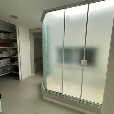 Casa Residencial com 560m², 5 quartos, 5 suítes, 8 garagens, no bairro Cachoeira Do Bom Jesus em Florianópolis