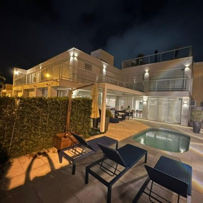 Casa Residencial com 560m², 5 quartos, 5 suítes, 8 garagens, no bairro Cachoeira Do Bom Jesus em Florianópolis