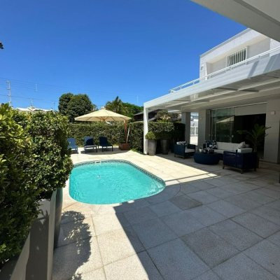 Casa Residencial com 560m², 5 quartos, 5 suítes, 8 garagens, no bairro Cachoeira Do Bom Jesus em Florianópolis