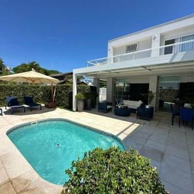 Casa Residencial com 560m², 5 quartos, 5 suítes, 8 garagens, no bairro Cachoeira Do Bom Jesus em Florianópolis