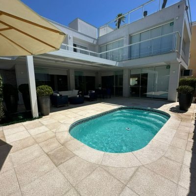 Casa Residencial com 560m², 5 quartos, 5 suítes, 8 garagens, no bairro Cachoeira Do Bom Jesus em Florianópolis