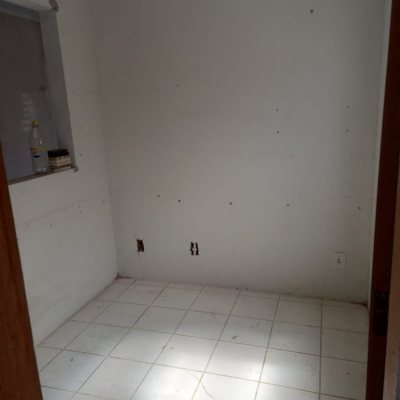 Galpão/Loja com 200m², 18 garagens, no bairro São João Do Rio Vermelho em Florianópolis