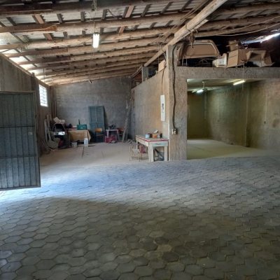 Galpão/Loja com 200m², 18 garagens, no bairro São João Do Rio Vermelho em Florianópolis