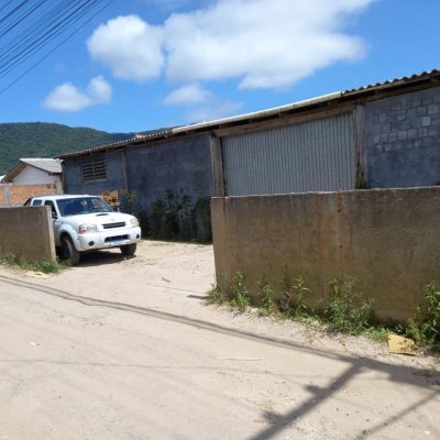 Galpão/Loja com 200m², 18 garagens, no bairro São João Do Rio Vermelho em Florianópolis