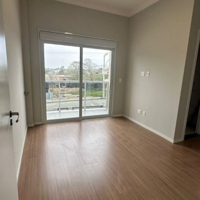 Casa Residencial com 156m², 3 quartos, 1 suíte, 2 garagens, no bairro São João Do Rio Vermelho em Florianópolis