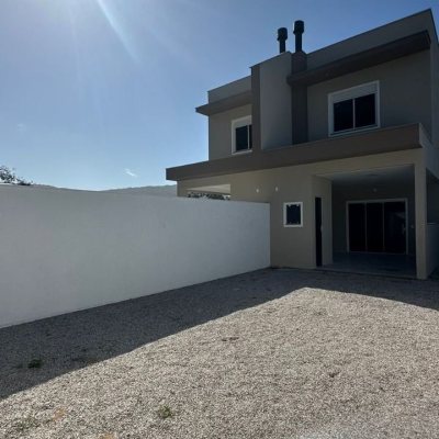 Casa Residencial com 156m², 3 quartos, 1 suíte, 2 garagens, no bairro São João Do Rio Vermelho em Florianópolis