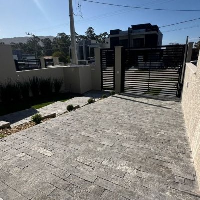 Casa Residencial com 156m², 3 quartos, 1 suíte, 2 garagens, no bairro São João Do Rio Vermelho em Florianópolis