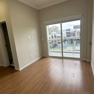 Casa Residencial com 156m², 3 quartos, 1 suíte, 2 garagens, no bairro São João Do Rio Vermelho em Florianópolis