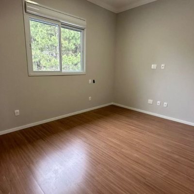 Casa Residencial com 156m², 3 quartos, 1 suíte, 2 garagens, no bairro São João Do Rio Vermelho em Florianópolis