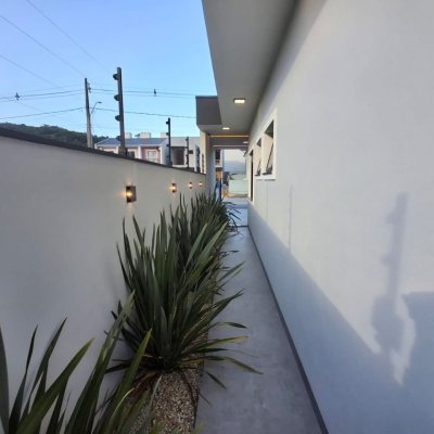 Casa Residencial com 112m², 3 quartos, 1 suíte, 2 garagens, no bairro Potecas em São José