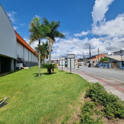Casa Residencial/Comercial com 190m², 4 garagens, no bairro Areias em São José