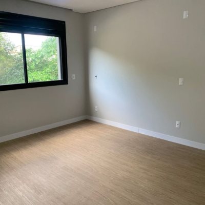 Casa Residencial com 200m², 3 quartos, 3 suítes, 4 garagens, no bairro Rio Tavares em Florianópolis