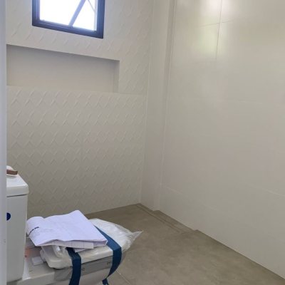 Casa Residencial com 200m², 3 quartos, 3 suítes, 4 garagens, no bairro Rio Tavares em Florianópolis