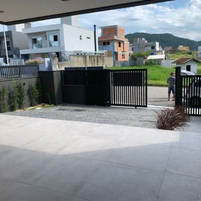 Casa Residencial com 200m², 3 quartos, 3 suítes, 4 garagens, no bairro Rio Tavares em Florianópolis