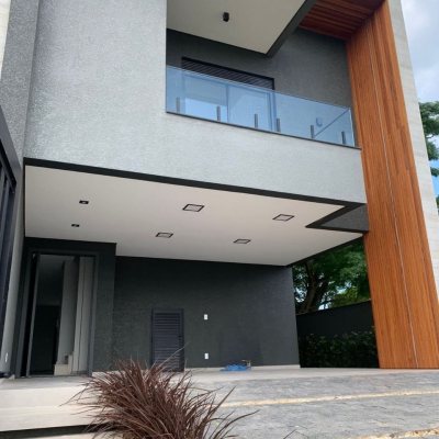 Casa Residencial com 200m², 3 quartos, 3 suítes, 4 garagens, no bairro Rio Tavares em Florianópolis
