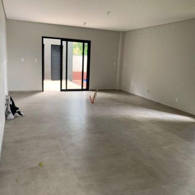 Casa Residencial com 200m², 3 quartos, 3 suítes, 4 garagens, no bairro Rio Tavares em Florianópolis