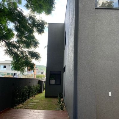Casa Residencial com 200m², 3 quartos, 3 suítes, 4 garagens, no bairro Rio Tavares em Florianópolis