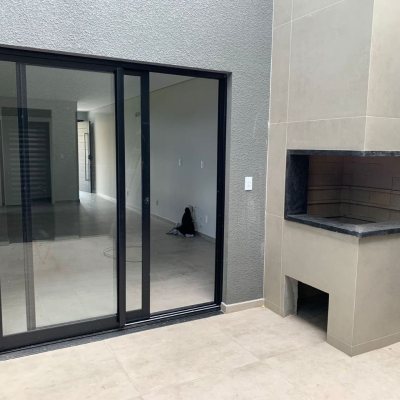 Casa Residencial com 200m², 3 quartos, 3 suítes, 4 garagens, no bairro Rio Tavares em Florianópolis