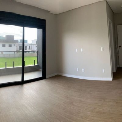 Casa Residencial com 200m², 3 quartos, 3 suítes, 4 garagens, no bairro Rio Tavares em Florianópolis