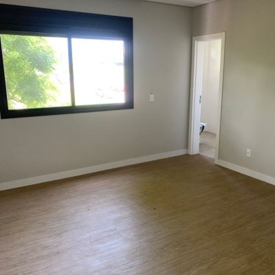 Casa Residencial com 200m², 3 quartos, 3 suítes, 4 garagens, no bairro Rio Tavares em Florianópolis