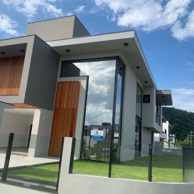 Casa Residencial com 311m², no bairro Rio Tavares em Florianópolis